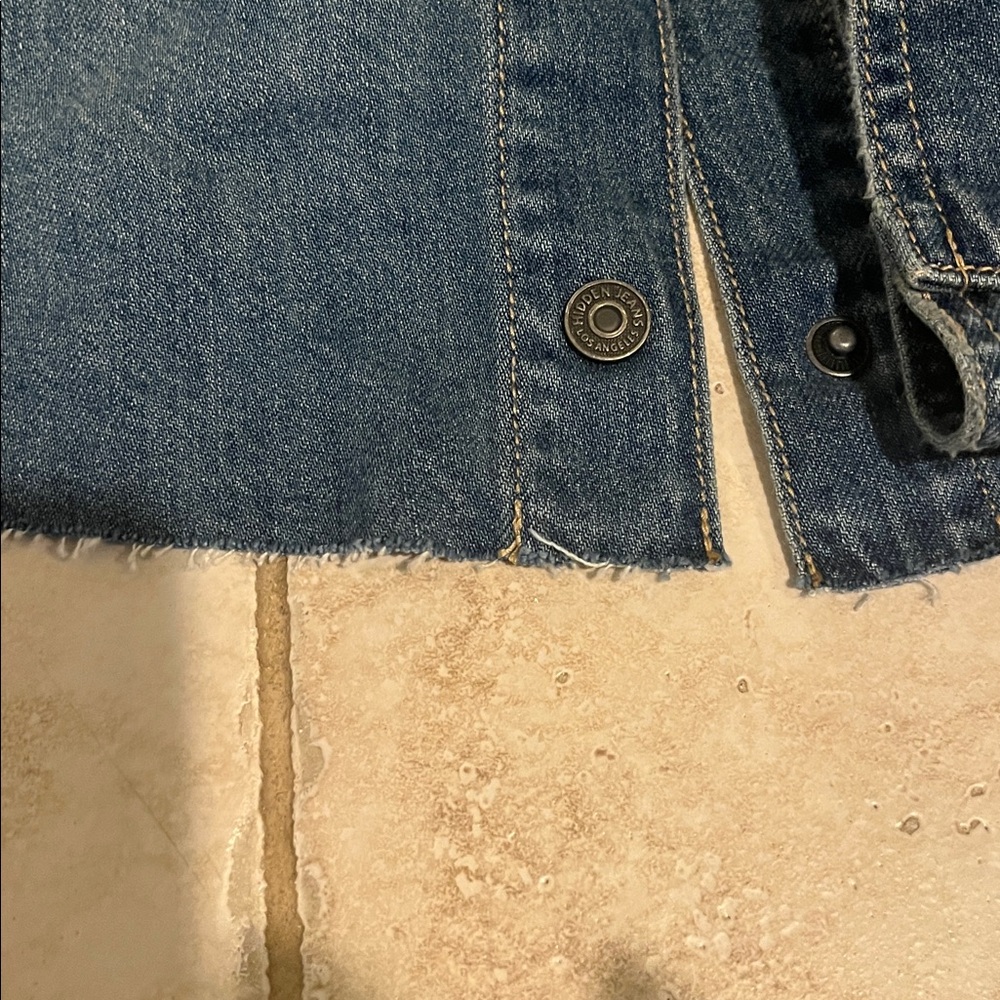 Hidden - Picture 3 of 4